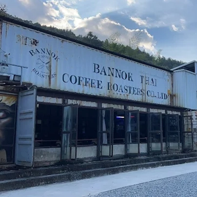 Bannok 咖啡烘焙店正面的照片，展示了结束沙孟环路骑行的完美地点