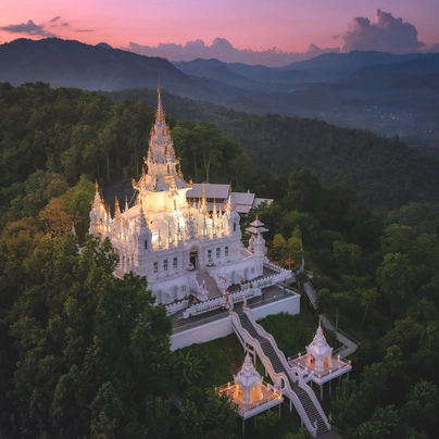 沙孟环路上美丽寺庙的航拍图，突显了租摩托车的必要性，因为步行去这座寺庙几乎不可能