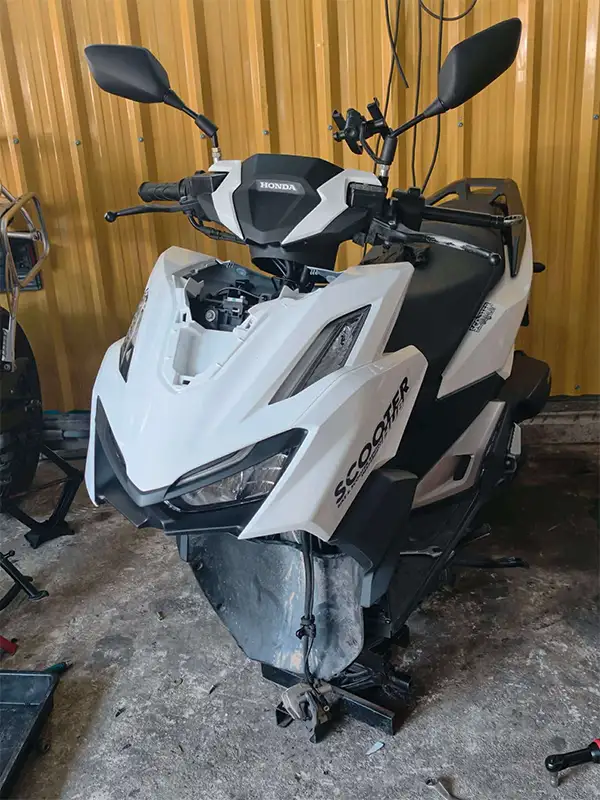 a crashed scooter hub honda click 160 being repaired