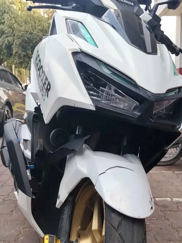honda click 160 with broken headlight and smashed fairings