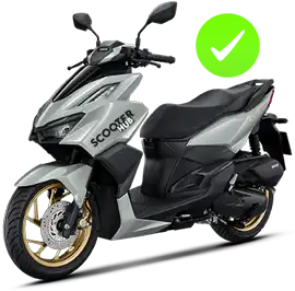 고객에게 치앙마이에서 렌트할 수 있는 스쿠터를 보여주는 스쿠터 허브 혼다 클릭 160