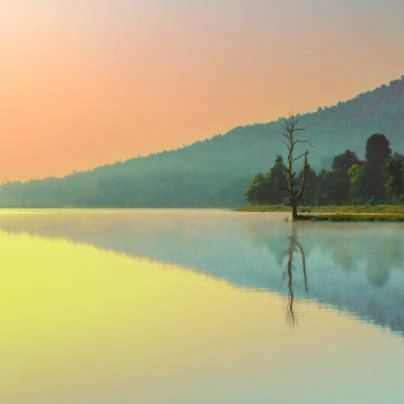 会登涛湖的风景照，展示客户在清迈租摩托车前往此处可以体验到的美景
