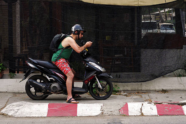 一名男子在清迈骑着租来的摩托车，准备挑战沙孟环路