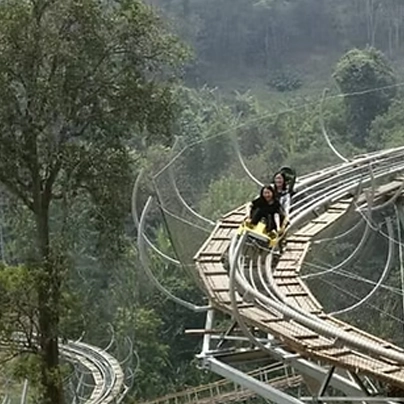 人们在沙孟庞杨丛林过山车上享受 ride 的照片，描绘了有趣刺激的体验