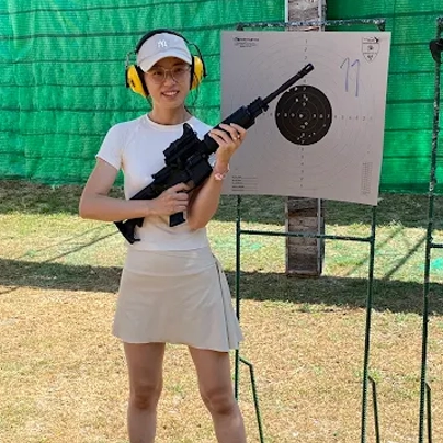 女孩在湄林射击场的照片，这是骑租摩托车游览沙孟环路时的热门地点