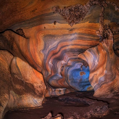 湄萨普洞穴的照片，展示了色彩斑斓的岩层