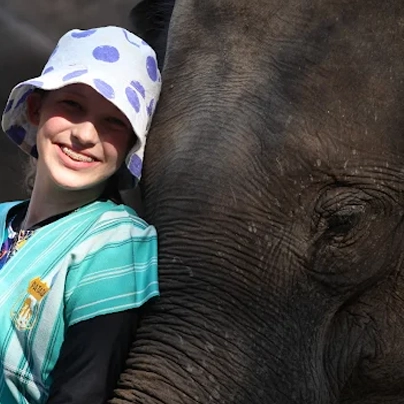 一个小男孩和一头小象的照片