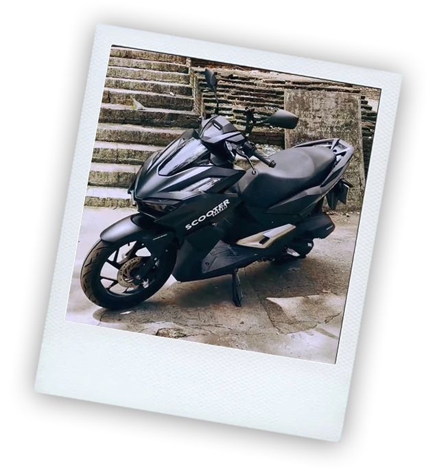 고객에게 치앙마이에서 렌트할 수 있는 스쿠터를 보여주는 스쿠터 허브 혼다 클릭 160