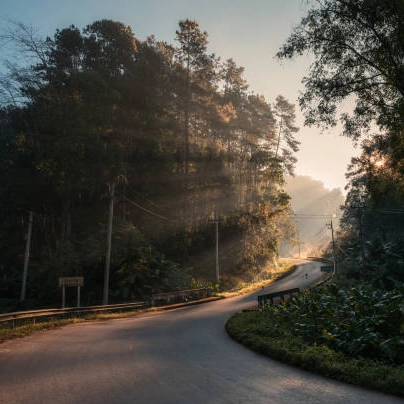 一名男子在清迈骑着租来的摩托车，准备挑战沙孟环路