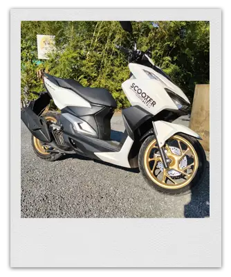 고객에게 치앙마이에서 렌트할 수 있는 스쿠터를 보여주는 스쿠터 허브 혼다 클릭 160