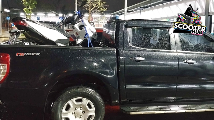 치앙마이의 모든 호텔로 렌탈 스쿠터를 배달함을 보여주는 스쿠터 허브 픽업 트럭