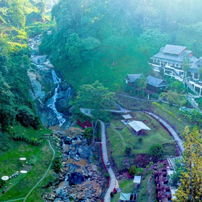 WTF 咖啡营地的瀑布照片，突出展示了骑着租摩托车游览沙孟环路时可以体验到的美景