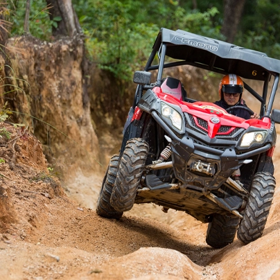 X中心的越野车照片